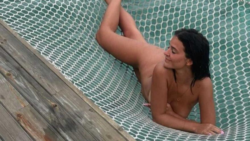 Laura Escanes, amor y topless en Menorca