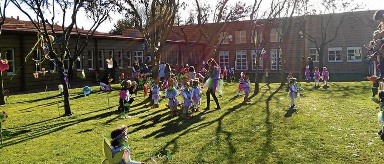 Jardín del centro infantil que acogerá la ludoteca gratuita de Plasencia.