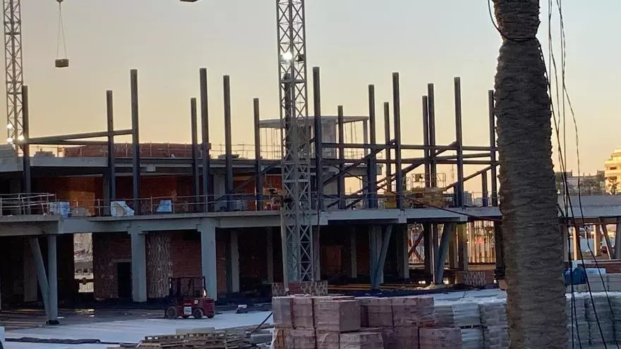 Para qué es la estructura que crece sobre los edificios ya terminados en la zona de ocio del puerto de Torrevieja