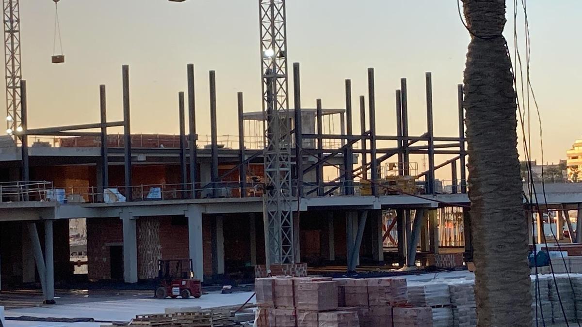 Para qué es la estructura que crece sobre los edificios ya terminados en la zona de ocio del puerto de Torrevieja