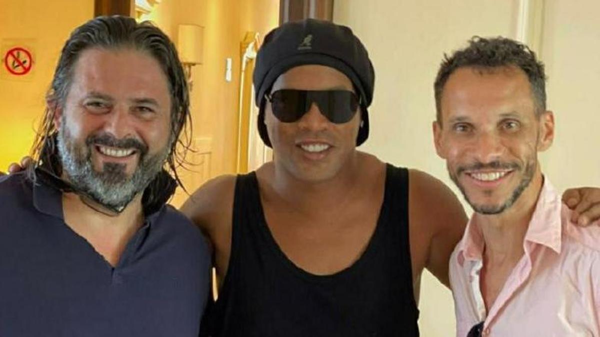 Almeida, a la derecha, con Ronaldinho