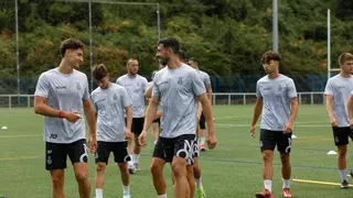 Este jugador sub-23 del Avilés empieza a superar la prueba: gusta su versatilidad y capacidad de adaptación