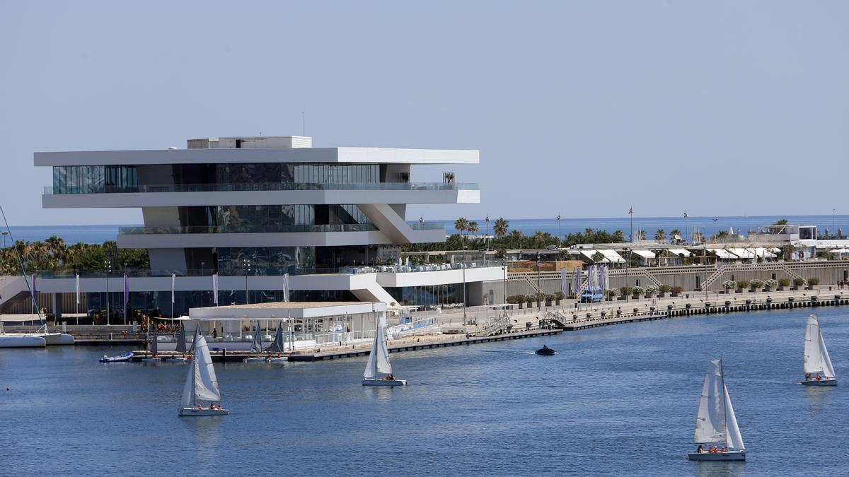 Regata náutica en el entorno del edificio &quot;Veles e Vents&quot;.