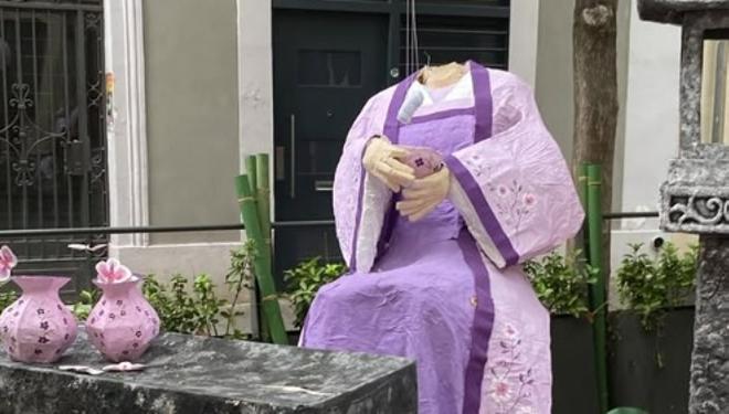 Decapitadas dos figuras de las calles decoradas en las fiestas de Sants: "Destruir es fácil"