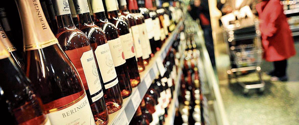 Bebidas en la estantería de un supermercado.