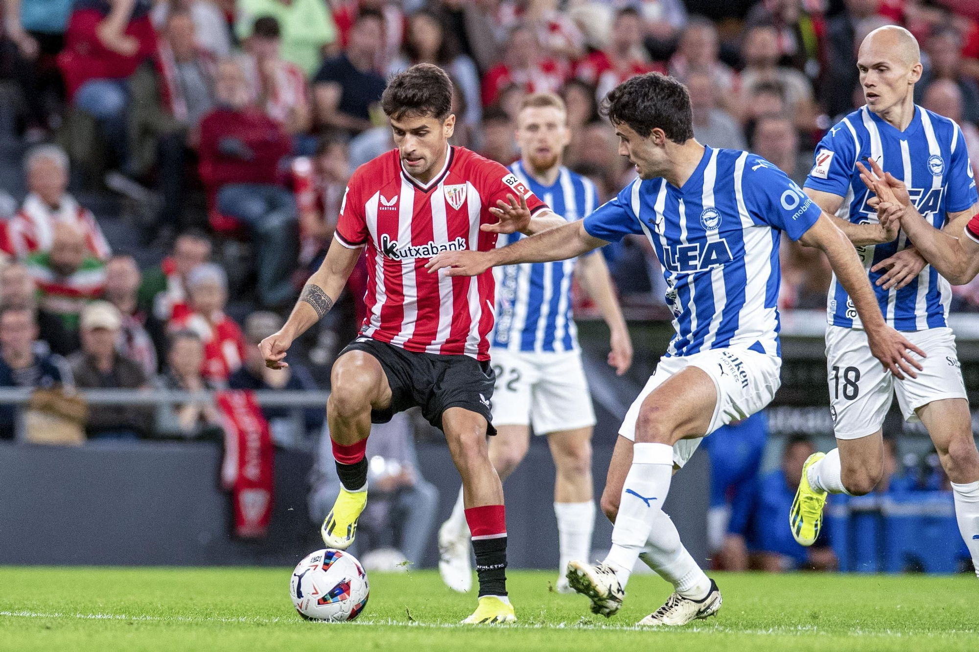 2-0. Unai Simón para un penalti y un doblete de Guruzeta adelanta al Athletic al descanso