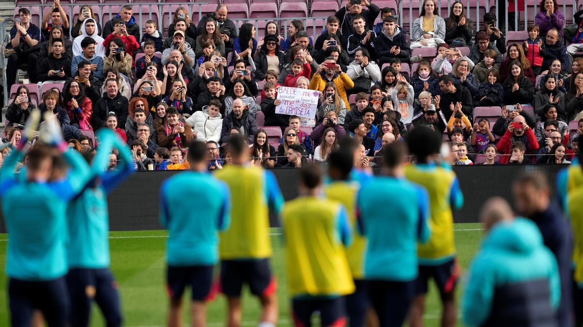 Los jugadores del Barça durante el entrenamiento de puertas abiertas en el Camp Nou este 2 de enero.