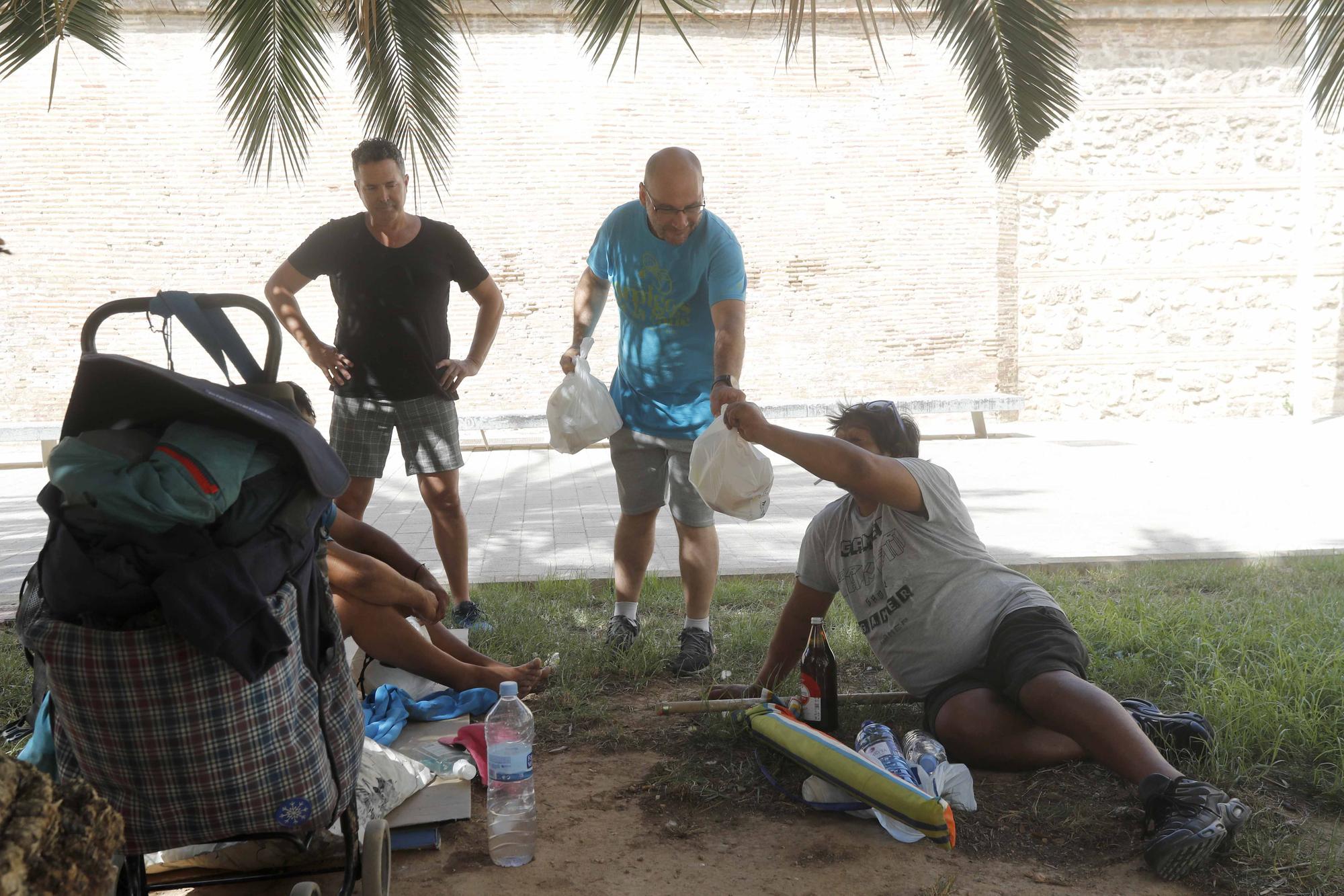 Amigos de la calle reparte comida en ocho rutas ante el incesante calor.