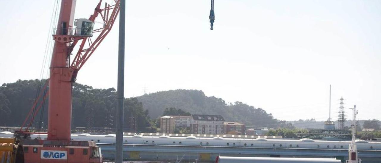 Transporte y carga de piezas eólicas en el puerto de Avilés.