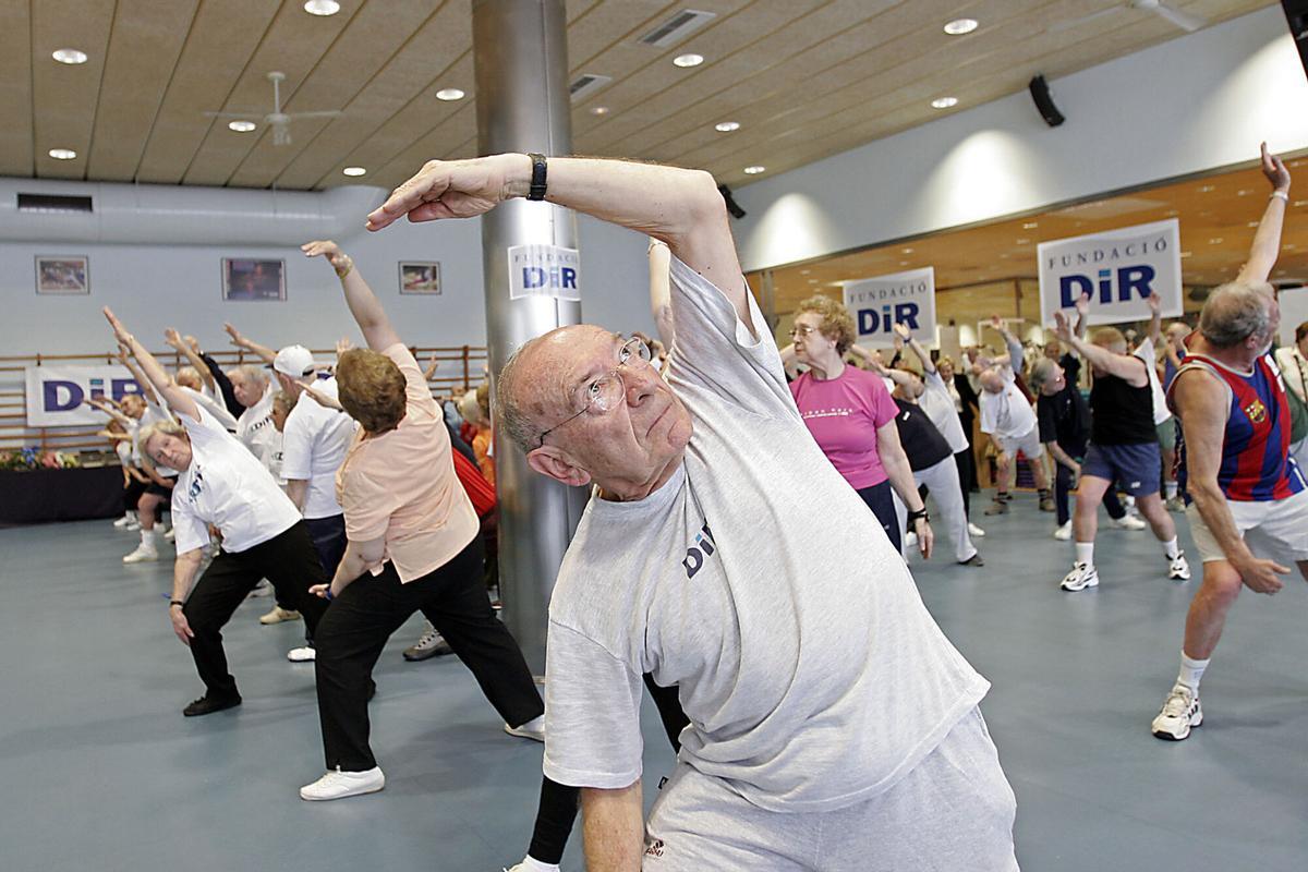 Caminar no és suficient després dels 65: Harvard assenyala l’exercici clau per frenar l’envelliment
