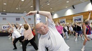 Caminar no és suficient després dels 65: Harvard assenyala l’exercici clau per frenar l’envelliment