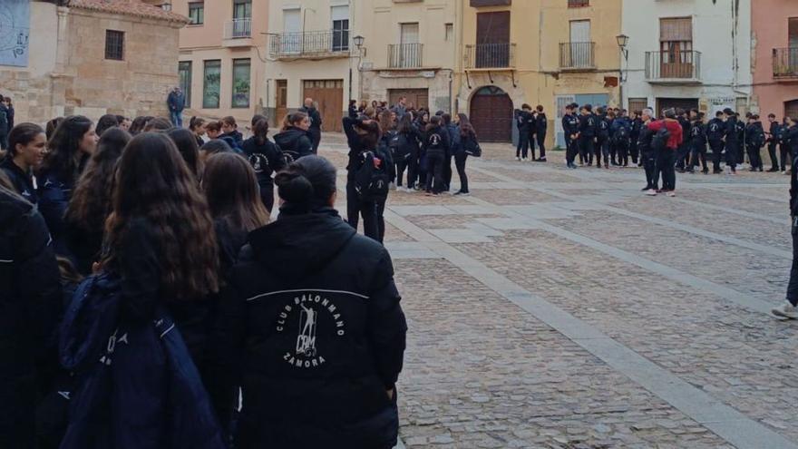 El Balonmano Zamora &quot;abarrota&quot; la plaza de Santa Lucía