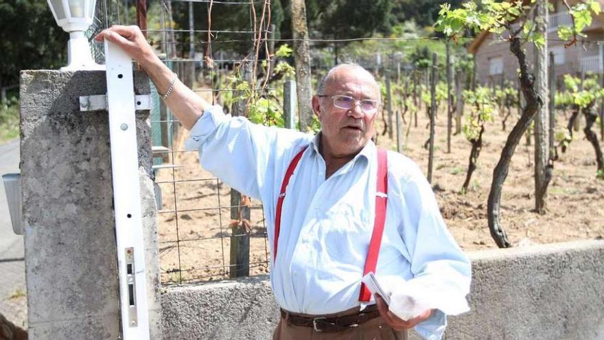 Bernardino García, ayer, en la entrada de su casa donde fue abordado por los dos encapuchados la tarde del lunes. // Iñaki Osorio