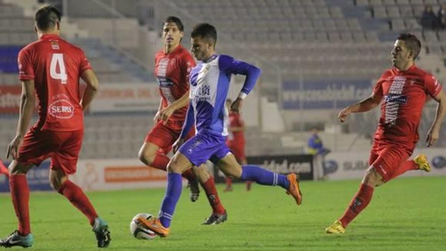 Un jugador del Sabadell avanza con el balón rodeado de futbolistas del Alcoyano, ayer.