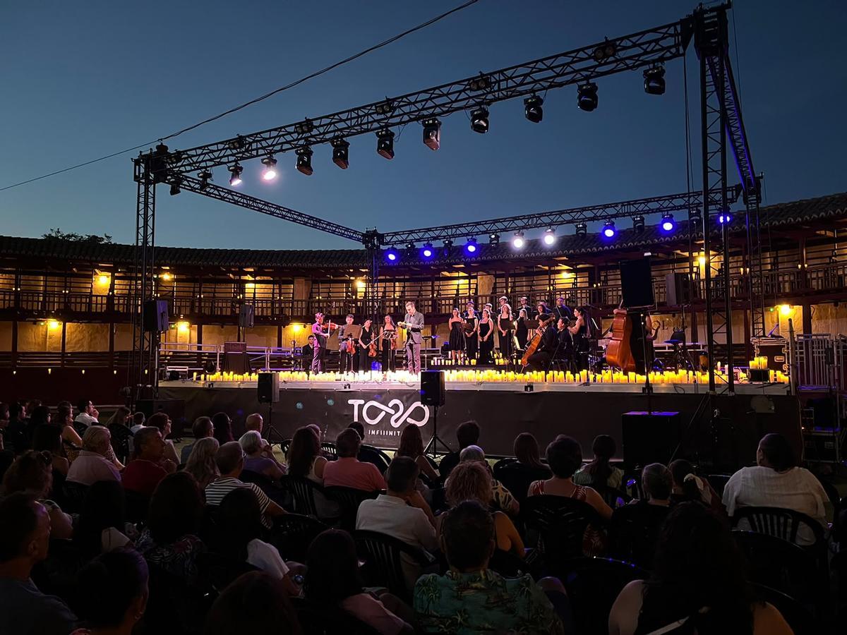 Un momento del recital en la plaza de toros de Toro.