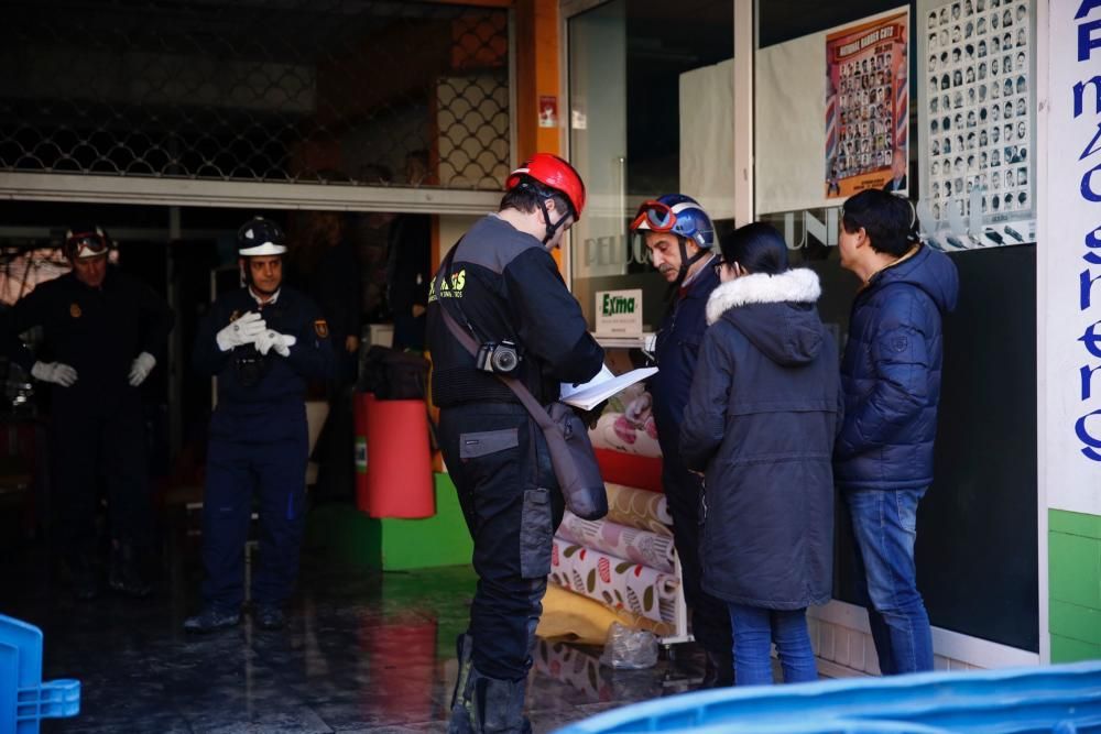 Policía científica y bomberos de Oviedo participan en la investigación que trata de esclarecer las causas del incendio de Pumarín.