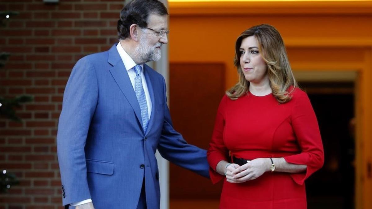 Mariano Rajoy recibe a Susana Díaz en diciembre de 2014 en la Moncloa.