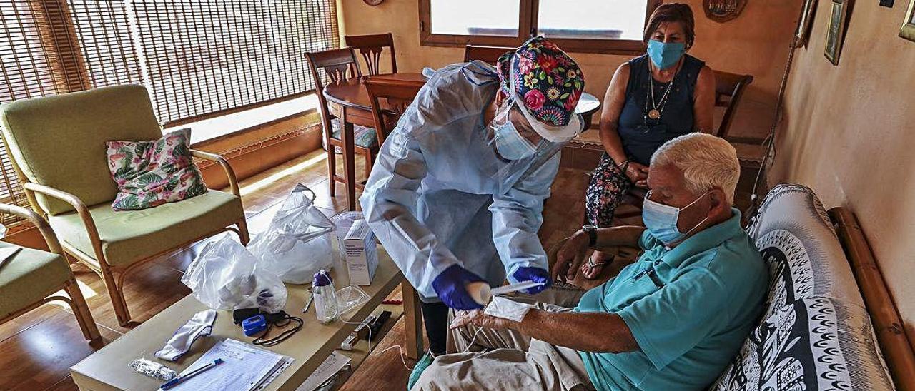 La UHD de Elche, en el momento de suministrar un tratamiento hospitalario en el domicilio de un paciente de Torrellano.