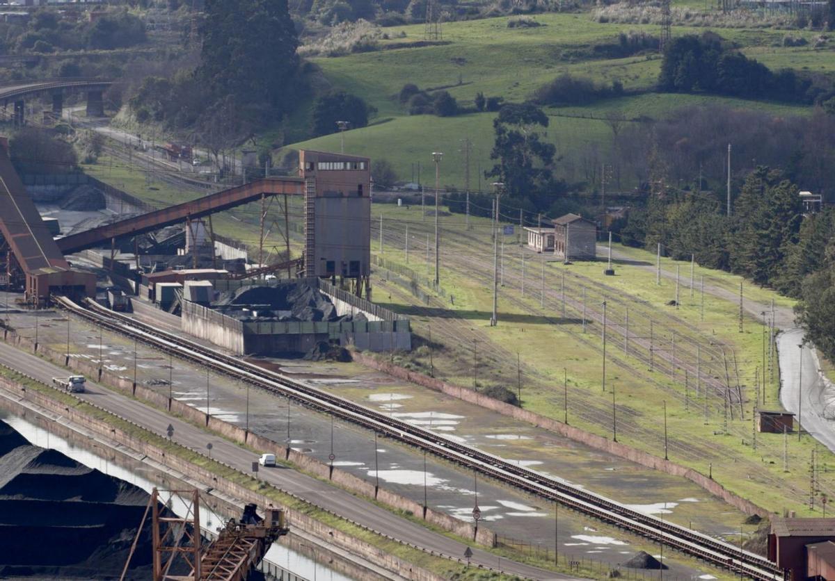 A la derecha de la imagen, playa de vías de la estación de ferrocarril del puerto en Aboño. | JUAN PLAZA