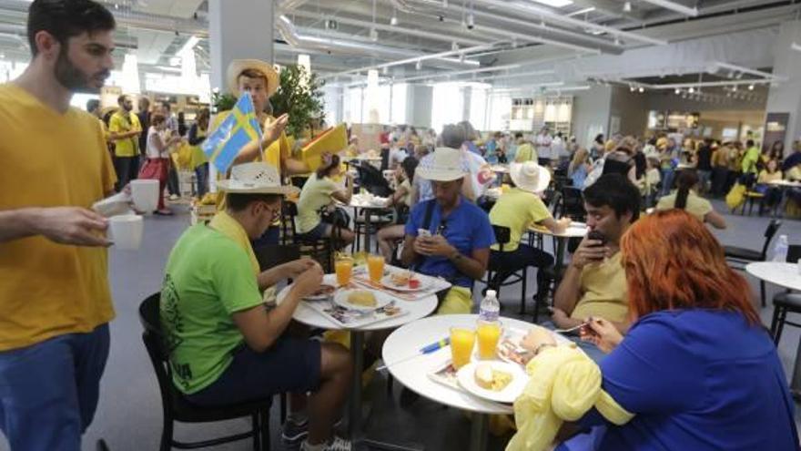 lleno total el primer día de apertura de Ikea Alfafar. Los pasillos de la tienda y la cafetería estaban repletos de clientes desde primera hora de la mañana; de hecho, a las 9.15 horas ya había más de mil personas en la puerta para ser los primeros en pisar el nuevo establecimiento, de 38.000 m2.