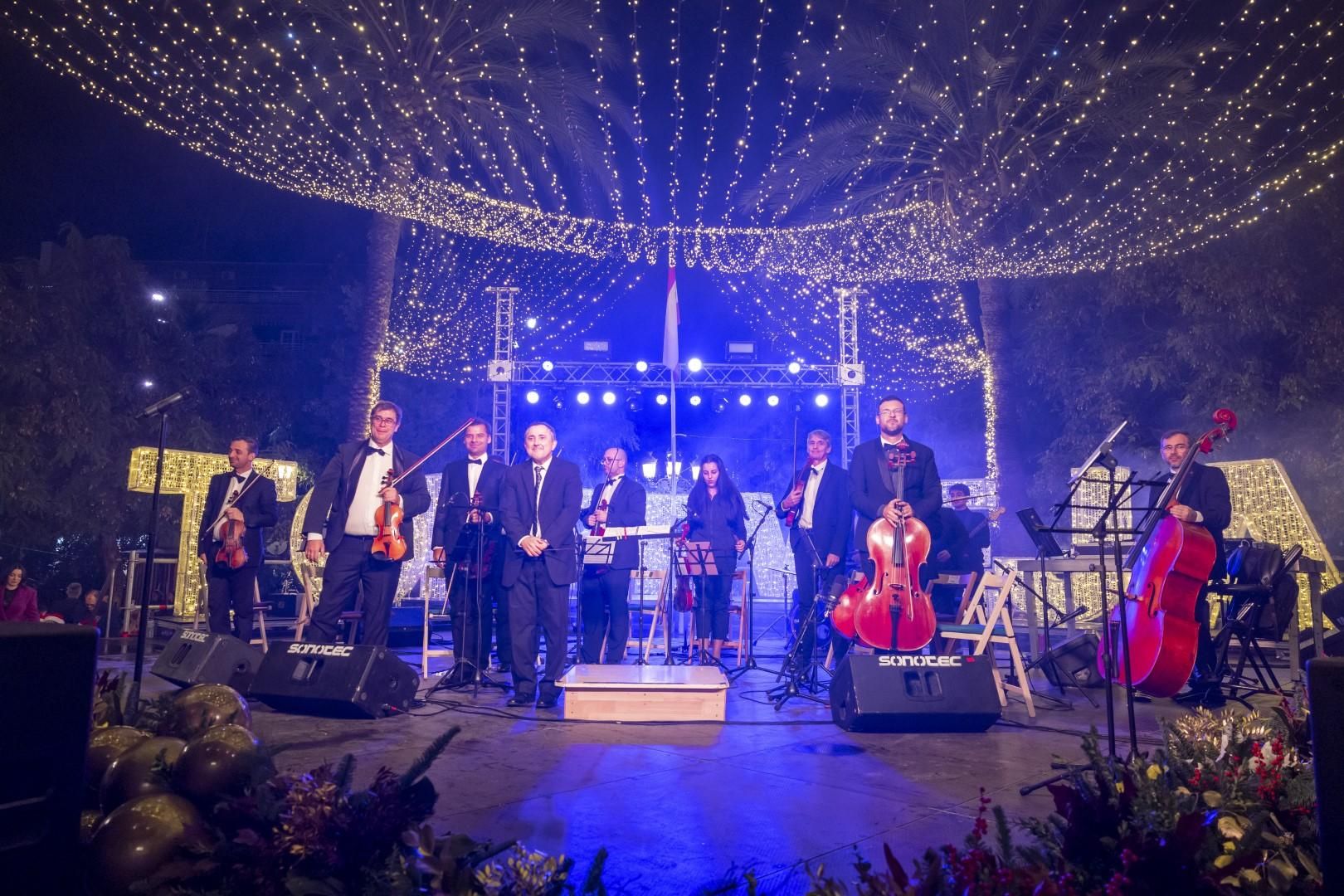 La fiesta de encendido del alumbrado especial de fiestas patronales y Navidad de Torrevieja, en imágenes