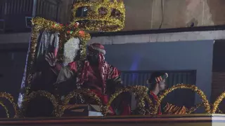 Los Reyes Magos junto a una veintena de carrozas se preparan para su vuelta a Mérida