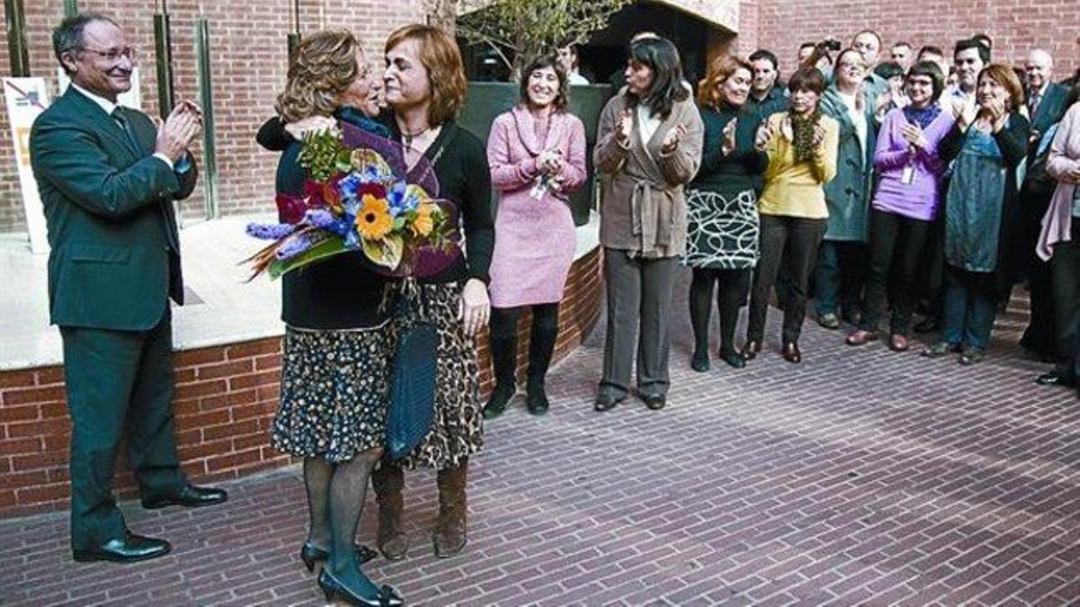 Mariona Carulla (izquierda) es recibida con flores por personal del Palau de la Música, ayer.