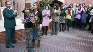 Mariona Carulla (esquerra) és rebuda amb flors per personal del Palau de la Música, ahir.