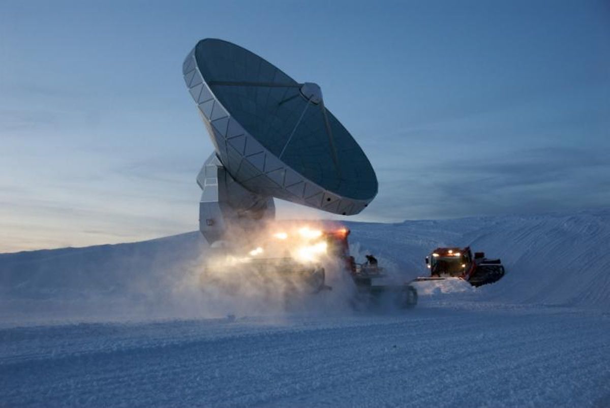 Com s’ha acoblat un telescopi de la mida de la Terra per fotografiar forats negres Com s’ha acoblat un telescopi de la mida de la Terra per fotografiar forats negres
