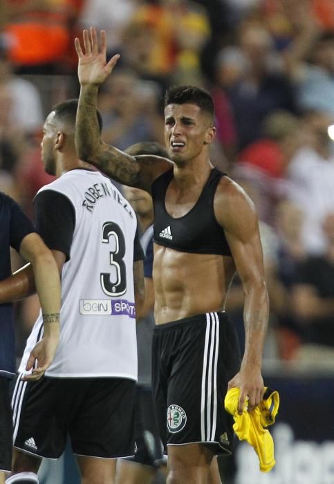 Joao Cancelo se despide de Mestalla entre lágrimas