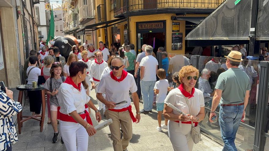 Las calles de Cangas del Narcea viven un peculiar encierro de San Fermín: &quot;Esto solo puede pasar aquí&quot;