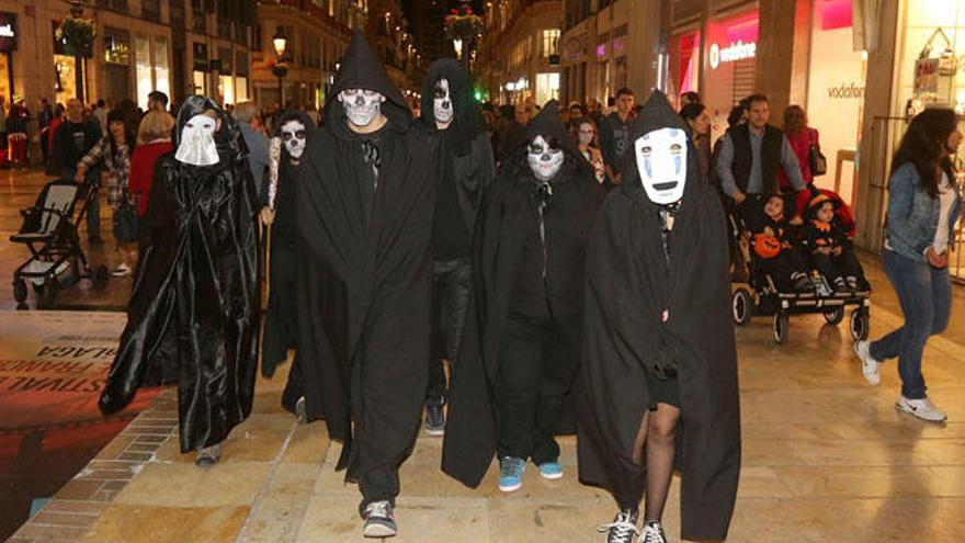 El negro y las máscaras tomaron desde primera hora de la tarde la calle Larios. Sólo había que darse un paseo para saber que estábamos en Halloween.
