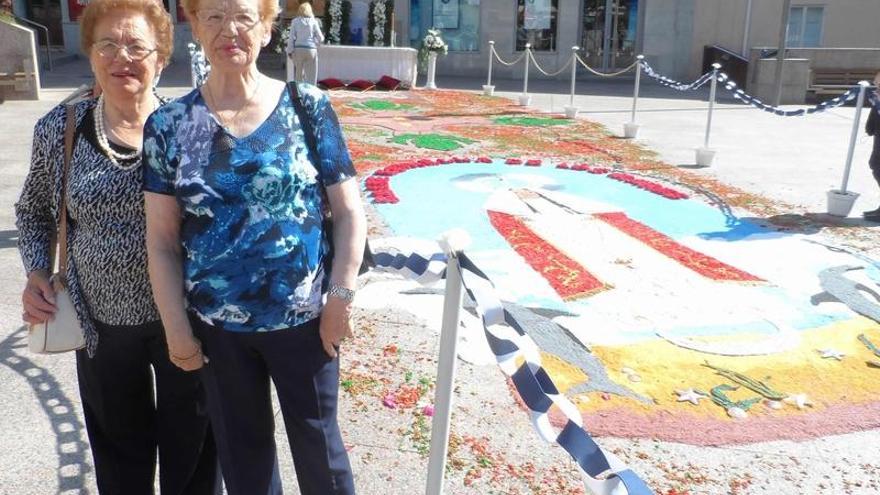 Las hermanas Marina y Pilar Miranda, con la imagen de la Virgen.