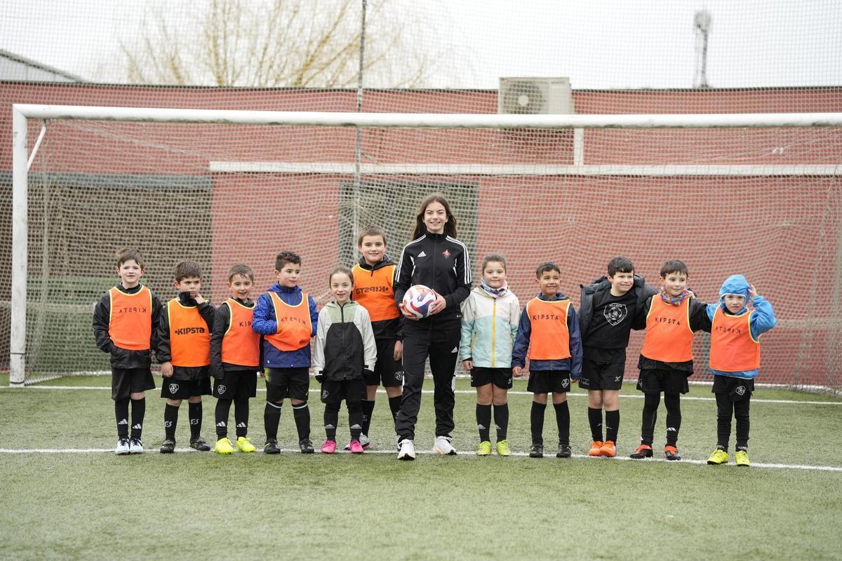 Azu, rodeada de jugadores de la Escola de Fútbol Silleda.