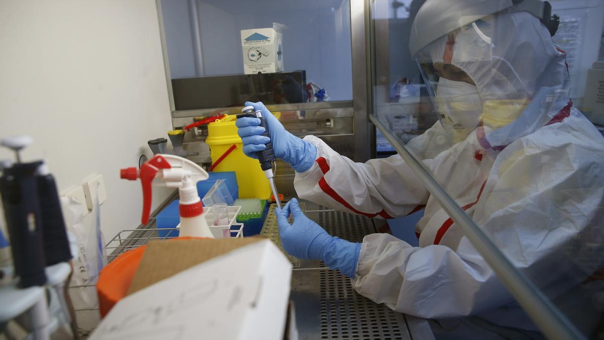 Una mujer trabaja en un laboratorio.