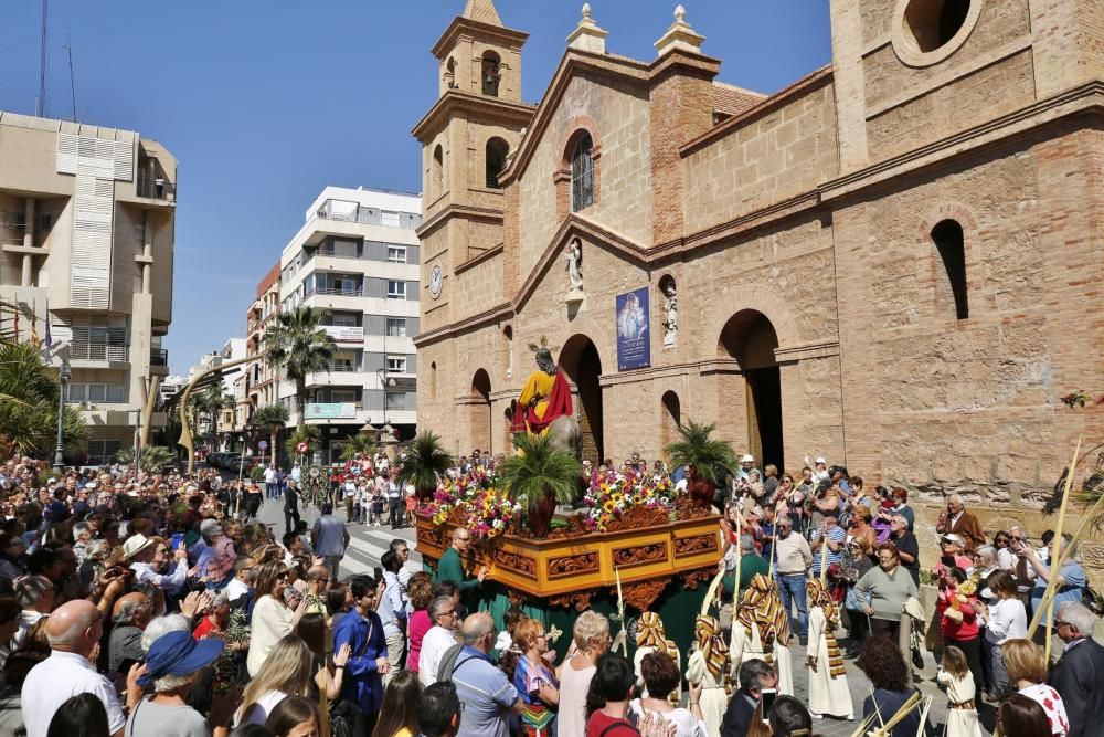 La procesión recorrió el itinerario entre la iglesia del Sagrado Corazón y la Inmaculada en Torrevieja