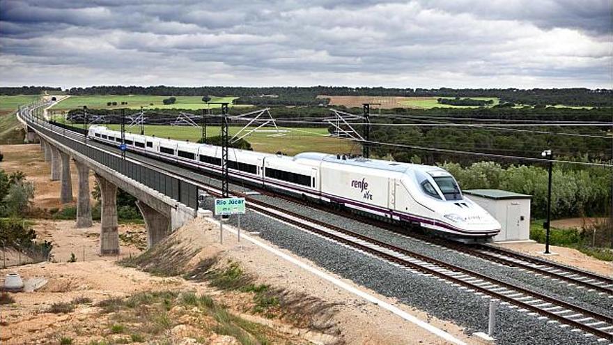 Uno de los trenes AVE que circularán entre Alicante y Madrid a partir de 2012, en pruebas por el acceso directo a Valencia.