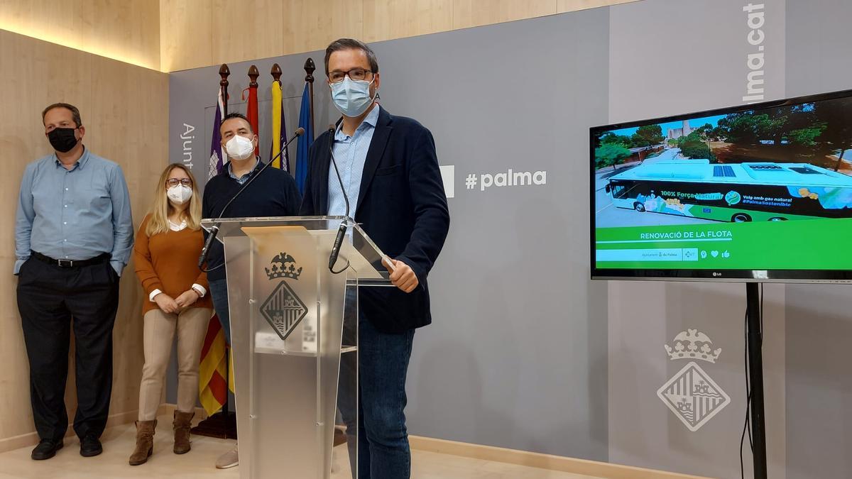 El alcalde, José Hila, presentó la segunda fase de la renovación de la flota de la EMT, que supone una inversión de otros 25 millones.