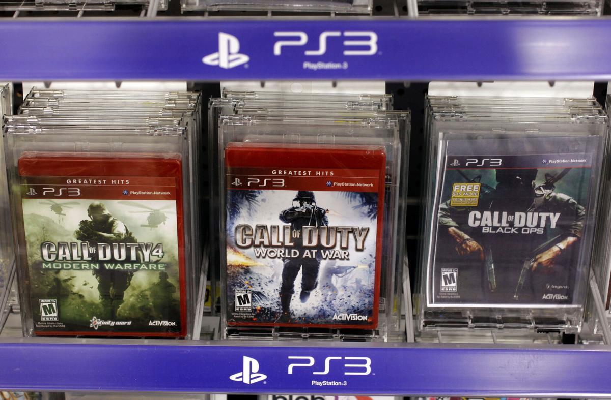 ARCHIVO - Tres versiones de los juegos Call of Duty de Activision se ven a la venta en Best Buy en Mountain View, California, el miércoles 3 de agosto de 2011. Vincent Zampella, uno de los creadores de los exitosos videojuegos 'Call of Duty', falleció a los 55 años.