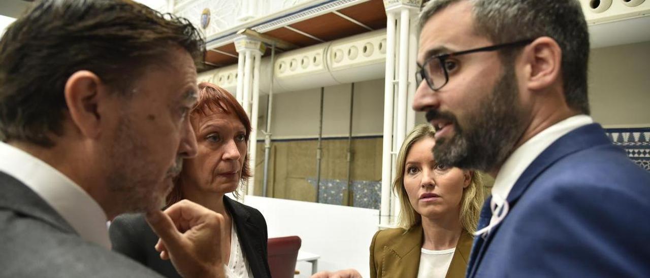 Francisco Lucas (dcha.) habla con los miembros del Grupo Mixto Ana Martínez Vidal, María Marín y Juan José Molina.