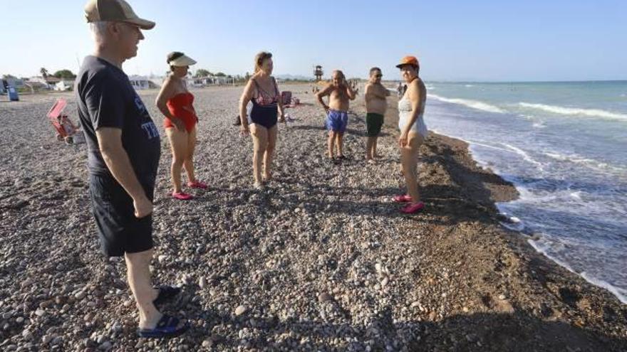 Las quejas por las piedras en la playa  de Almardà reabren el debate político