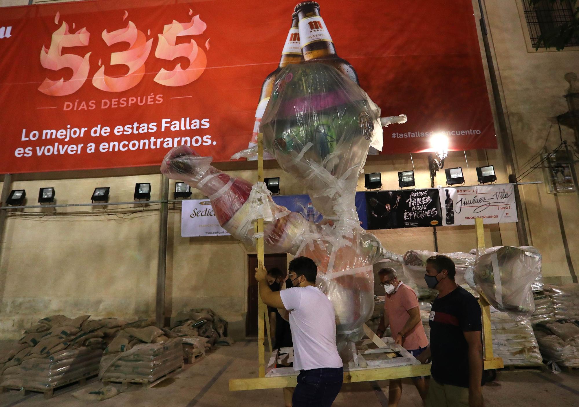 Plantà 2021. Impresionante entrada de la falla del PIlar por la calle Maldonado