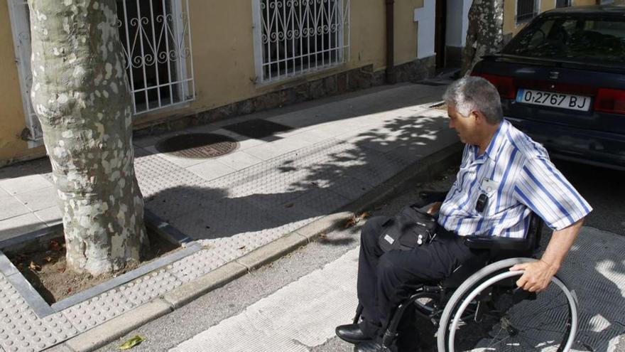 Un hombre en silla de ruedas cruza un paso de peatones en el Nodo.