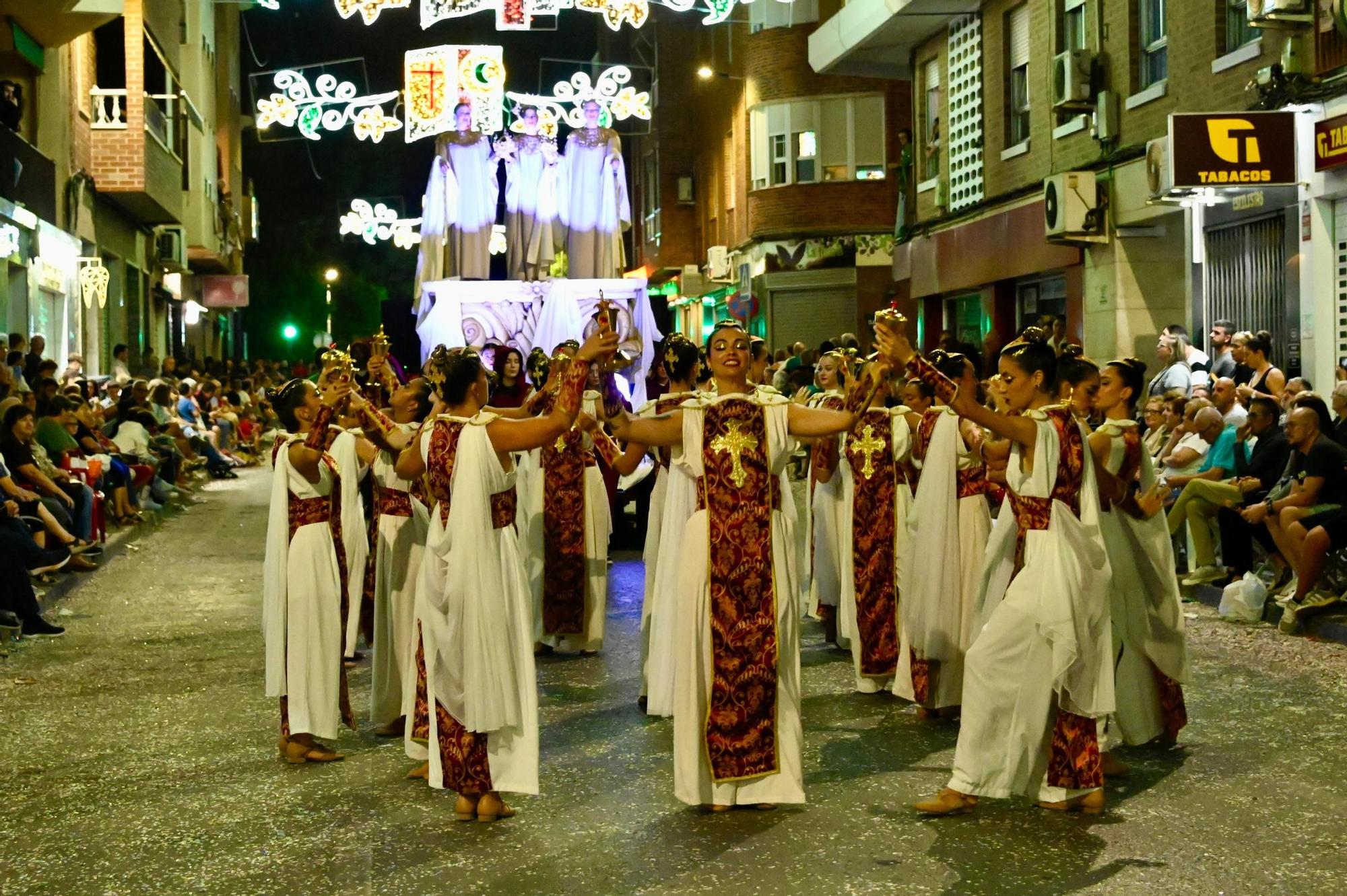 Dragones de San Jorge corona una Entrada Cristiana en Crevillent con un boato de 1.300 participantes