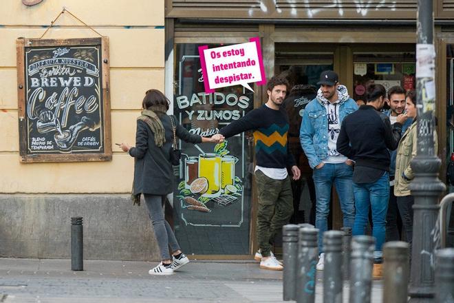 Rocío Crusset y juan Betancourt juntos a la salida de un bar de Malasaña