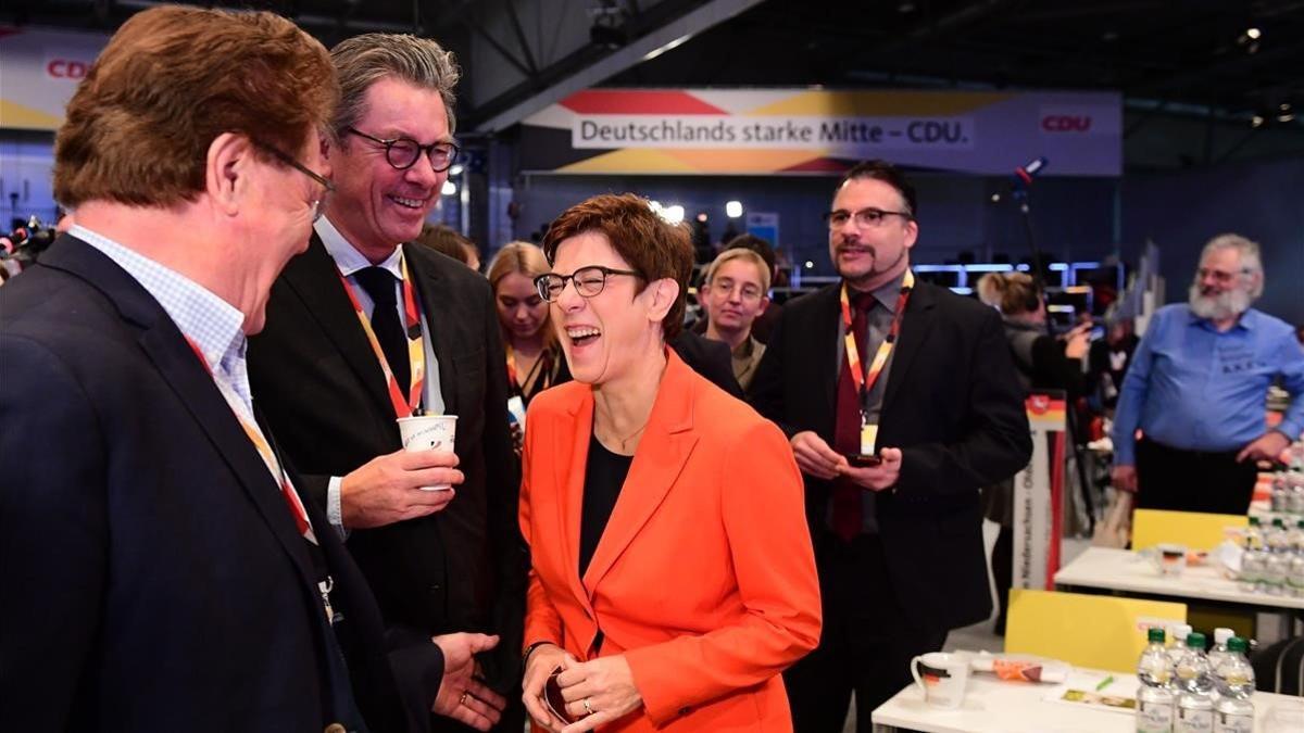 La presidenta de la CDU, Annegret Kramp-Karrenbauer, bromea con varios delegados del congreso del partido, este sábado.