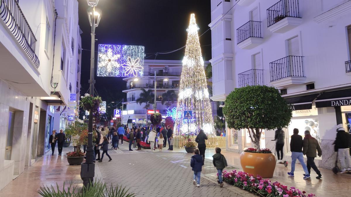 Imagen de una calle comercial en Estepona.