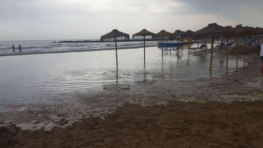 Benicàssim pide informes por las mareas en la playa de la Almadraba