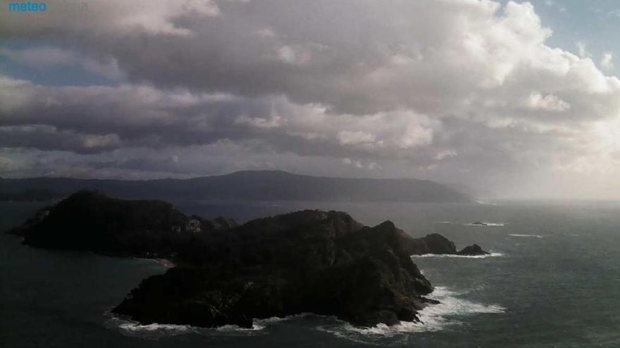 Vista de esta tarde con la Ría de Vigo cubierta. // MG