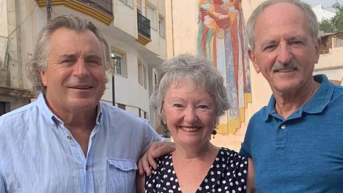 Miguel Alba, con los estadounidenses Patricia Steele y su hermano Steven, esta semana en Benagalbón, origen de su familia, los Ruiz.
